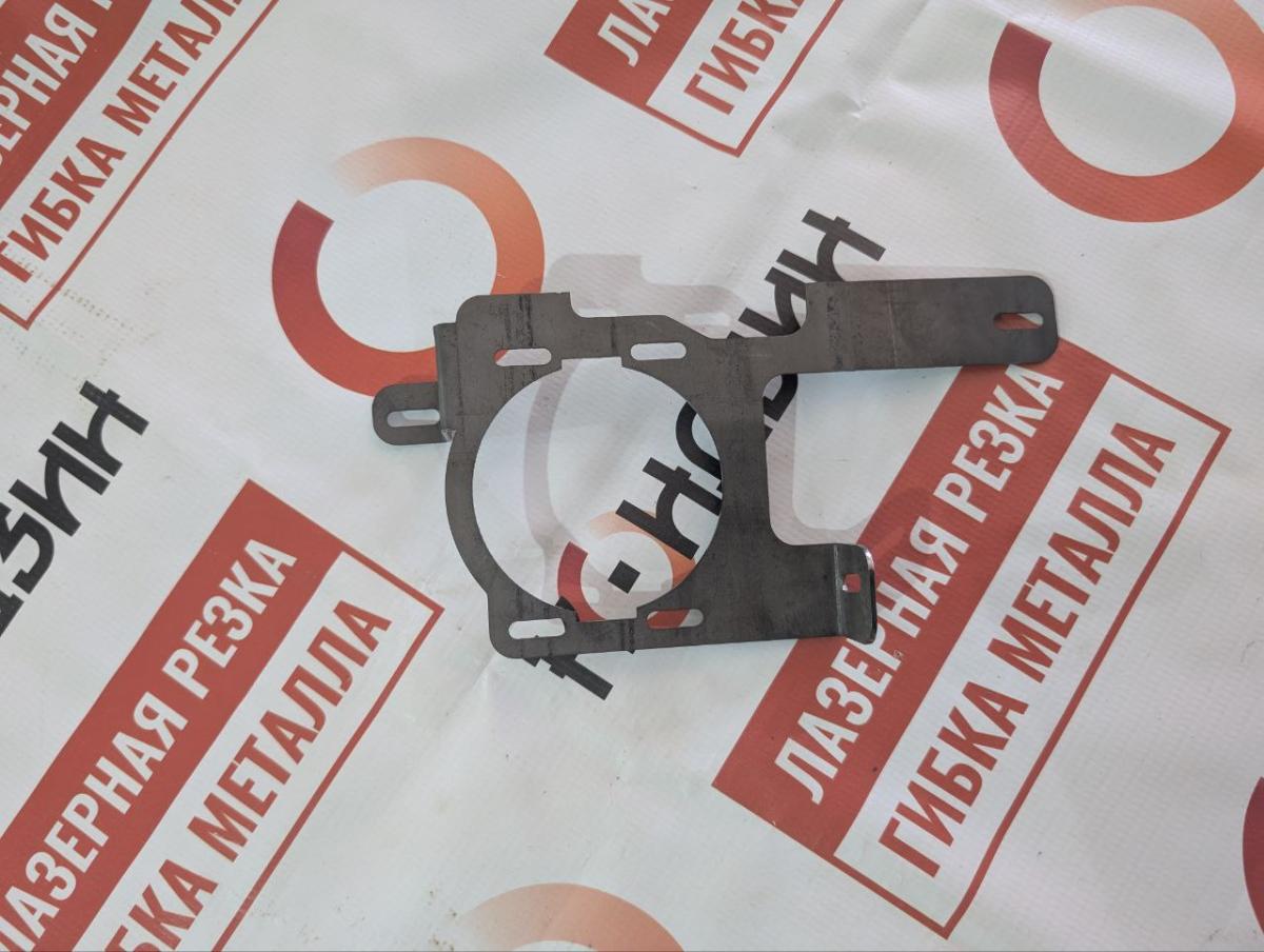 Изготовление металлических кронштейнов для труб. Надежное решение для крепления трубопроводов и цилиндрических конструкций.